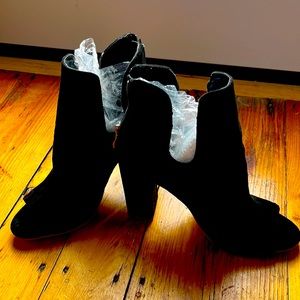 Size 7 Black Open Toe Shoe with a Zipper in Back